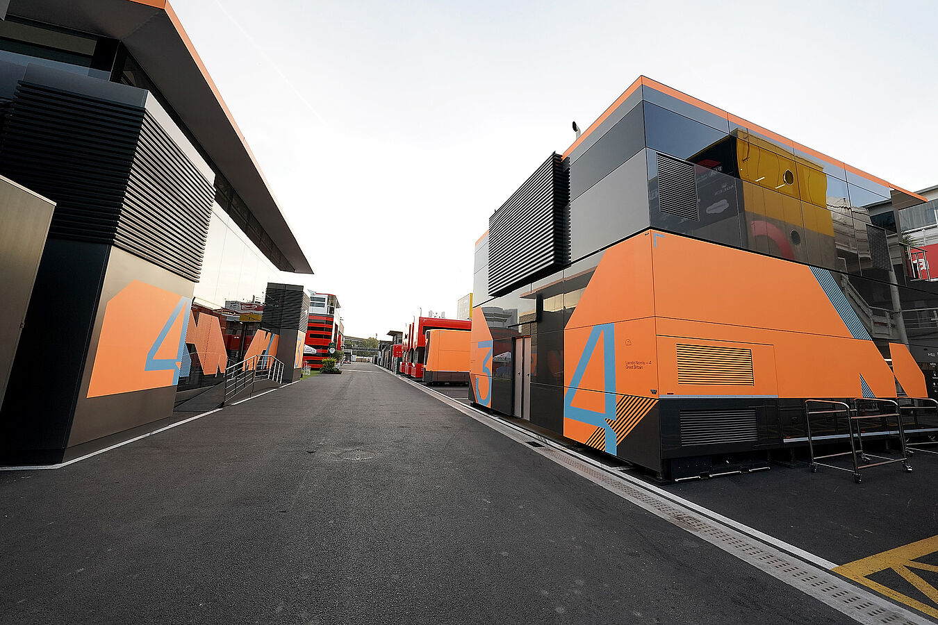 SCHULER-TRUCKS-MOTORSPORT-F1-mclaren